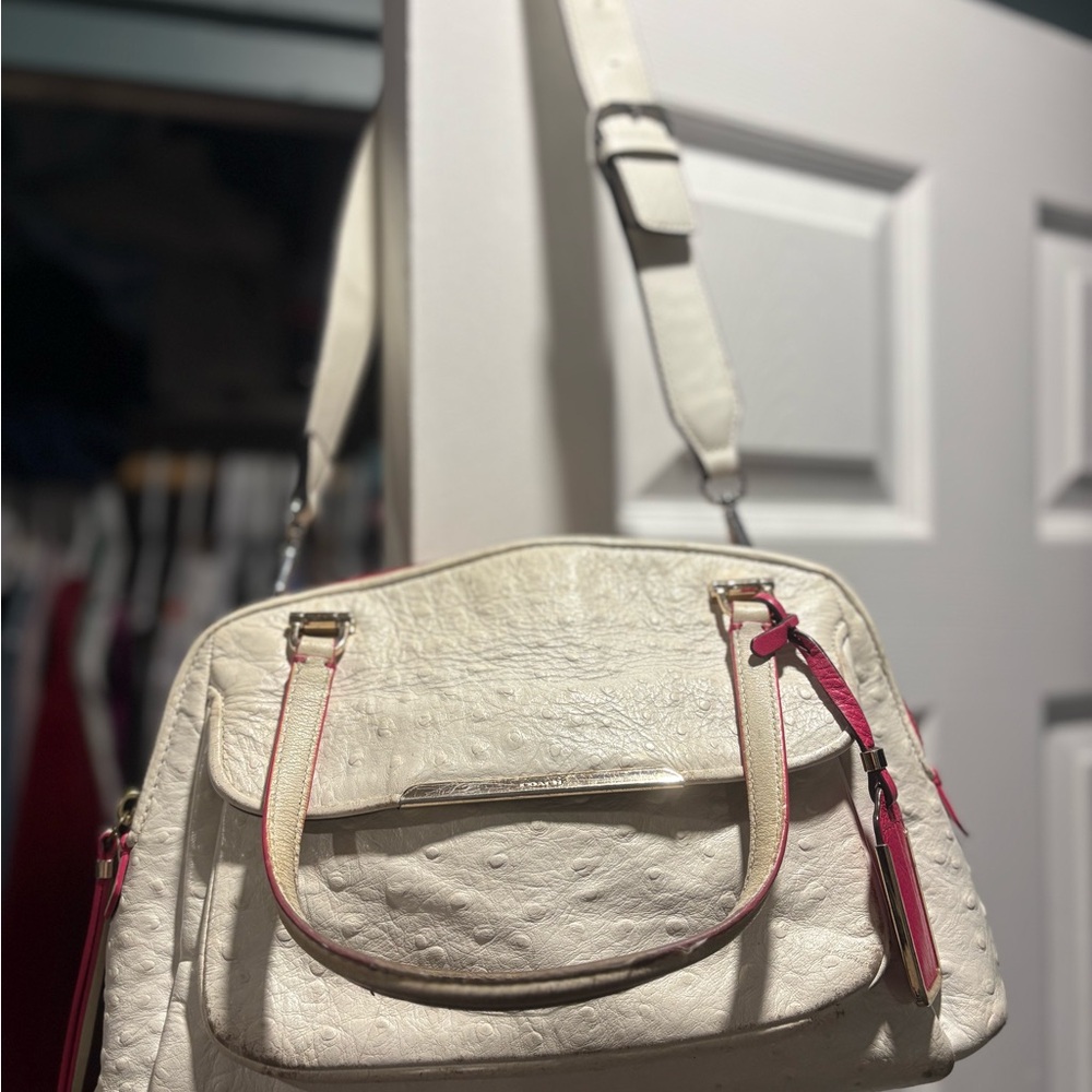 🔥ONE DAY SALE🔥Rare and vibrant White with Pink trim pebble leather Coach Bag
